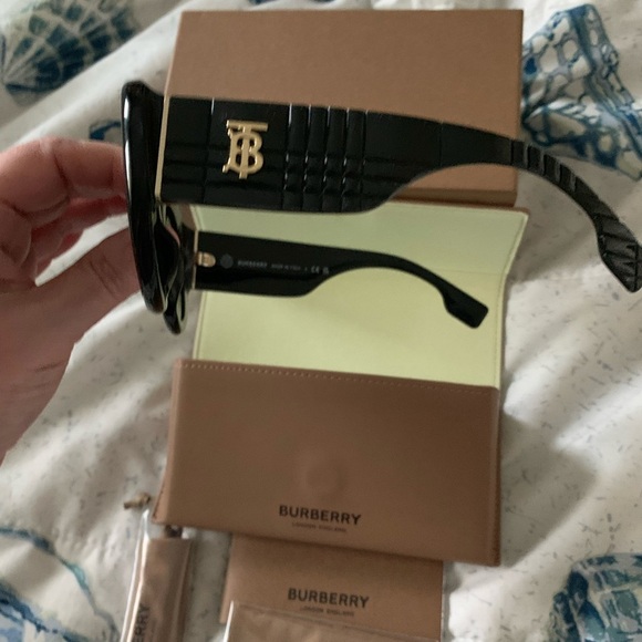 Authentic Burberry Black Oval Sunglasses for Women - Picture 2 of 6